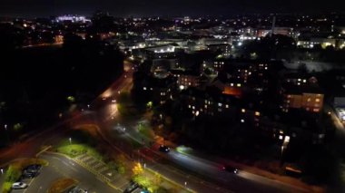 Gece boyunca İngiltere 'nin Northampton şehrinin yüksek açılı görüntüleri. Aydınlanan Northampton Şehri 25 Ekim 2023 'te İHA' nın Kamerasıyla çekildi.