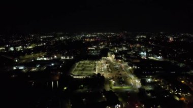 Gece boyunca İngiltere 'nin Northampton şehrinin yüksek açılı görüntüleri. Aydınlanan Northampton Şehri 25 Ekim 2023 'te İHA' nın Kamerasıyla çekildi.