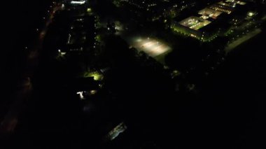 Gece boyunca İngiltere 'nin Northampton şehrinin yüksek açılı görüntüleri. Aydınlanan Northampton Şehri 25 Ekim 2023 'te İHA' nın Kamerasıyla çekildi.