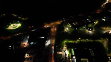 Gece boyunca İngiltere 'nin Northampton şehrinin yüksek açılı görüntüleri. Aydınlanan Northampton Şehri 25 Ekim 2023 'te İHA' nın Kamerasıyla çekildi.
