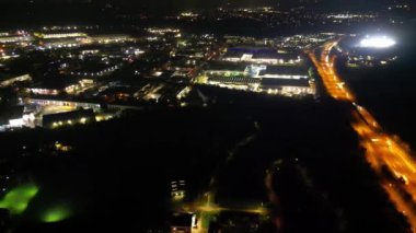 Gece boyunca İngiltere 'nin Northampton şehrinin yüksek açılı görüntüleri. Aydınlanan Northampton Şehri 25 Ekim 2023 'te İHA' nın Kamerasıyla çekildi.