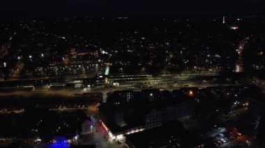 Gece boyunca İngiliz Konut Bölgesi ve Merkez Luton Şehir Binaları Yüksek Açı Görüntüsü. Drone 'un kamera görüntüleri 1 Eylül 2023' te kaydedildi. Luton, İngiltere Büyük Britanya. Birleşik Krallık