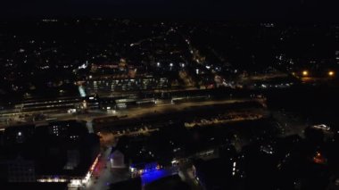 Gece boyunca İngiliz Konut Bölgesi ve Merkez Luton Şehir Binaları Yüksek Açı Görüntüsü. Drone 'un kamera görüntüleri 1 Eylül 2023' te kaydedildi. Luton, İngiltere Büyük Britanya. Birleşik Krallık