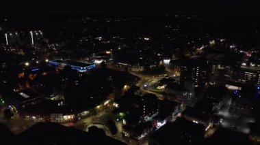 Gece boyunca İngiliz Konut Bölgesi ve Merkez Luton Şehir Binaları Yüksek Açı Görüntüsü. Drone 'un kamera görüntüleri 1 Eylül 2023' te kaydedildi. Luton, İngiltere Büyük Britanya. Birleşik Krallık