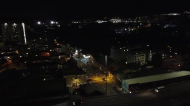 Gece boyunca İngiliz Konut Bölgesi ve Merkez Luton Şehir Binaları Yüksek Açı Görüntüsü. Drone 'un kamera görüntüleri 1 Eylül 2023' te kaydedildi. Luton, İngiltere Büyük Britanya. Birleşik Krallık