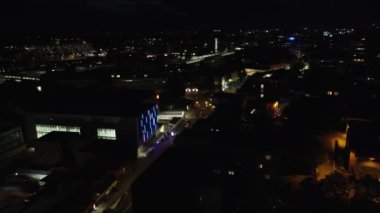 Gece boyunca İngiliz Konut Bölgesi ve Merkez Luton Şehir Binaları Yüksek Açı Görüntüsü. Drone 'un kamera görüntüleri 1 Eylül 2023' te kaydedildi. Luton, İngiltere Büyük Britanya. Birleşik Krallık