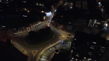Gece boyunca İngiliz Konut Bölgesi ve Merkez Luton Şehir Binaları Yüksek Açı Görüntüsü. Drone 'un kamera görüntüleri 1 Eylül 2023' te kaydedildi. Luton, İngiltere Büyük Britanya. Birleşik Krallık
