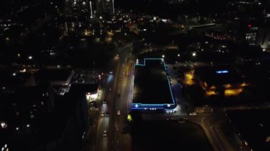Gece boyunca İngiliz Konut Bölgesi ve Merkez Luton Şehir Binaları Yüksek Açı Görüntüsü. Drone 'un kamera görüntüleri 1 Eylül 2023' te kaydedildi. Luton, İngiltere Büyük Britanya. Birleşik Krallık