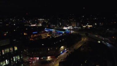 Gece boyunca İngiliz Konut Bölgesi ve Merkez Luton Şehir Binaları Yüksek Açı Görüntüsü. Drone 'un kamera görüntüleri 1 Eylül 2023' te kaydedildi. Luton, İngiltere Büyük Britanya. Birleşik Krallık