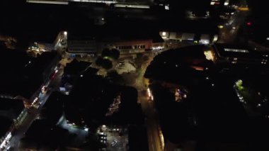 Gece boyunca İngiliz Konut Bölgesi ve Merkez Luton Şehir Binaları Yüksek Açı Görüntüsü. Drone 'un kamera görüntüleri 1 Eylül 2023' te kaydedildi. Luton, İngiltere Büyük Britanya. Birleşik Krallık