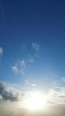 Mavi Gök ve Bulutlar Otostop Kasabası Gündüz Görüş Alanında