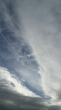 Mavi Gök ve Bulutlar Otostop Kasabası Gündüz Görüş Alanında