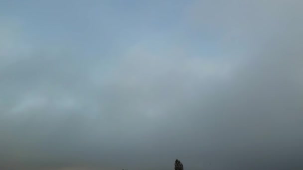2023年10月28日雾和云天期间英格兰东卢顿镇的高角度图像 Luton England Great Britain — 图库视频影像