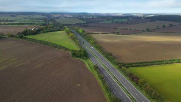 Flygfoto Över Brittiska Lantgårdar Och Motorvägar Fångas Med Drönarens Kamera — Stockvideo