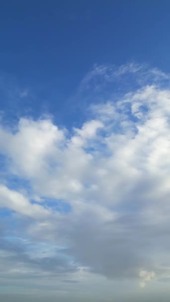 Μπλε Ουρανός Και Σύννεφα Πάνω Από Hitchin Town Daytime View — Αρχείο Βίντεο