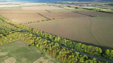 İngiltere, Bedfordshire 'ın en güzel kırsal manzarasının havadan görüntüsü. Görüntü İHA 'nın Kamerasıyla 30 Ekim 2023' te Güzel Kısmen Bulutlu Gün 'de çekildi..