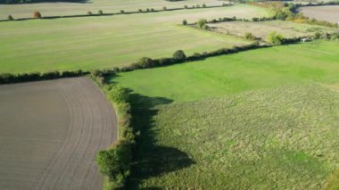 İngiltere, Bedfordshire 'ın en güzel kırsal manzarasının havadan görüntüsü. Görüntü İHA 'nın Kamerasıyla 30 Ekim 2023' te Güzel Kısmen Bulutlu Gün 'de çekildi..