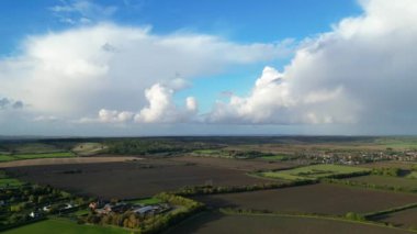 İngiltere, Bedfordshire 'ın en güzel kırsal manzarasının havadan görüntüsü. Görüntü İHA 'nın Kamerasıyla 30 Ekim 2023' te Güzel Kısmen Bulutlu Gün 'de çekildi..