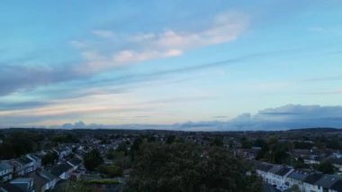 Günbatımında Luton şehrinin yüksek açılı görüntüleri. Görüntü İHA 'nın Kamerasıyla 31 Ekim 2023' te kaydedildi.