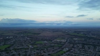 Günbatımında Luton şehrinin yüksek açılı görüntüleri. Görüntü İHA 'nın Kamerasıyla 31 Ekim 2023' te kaydedildi.