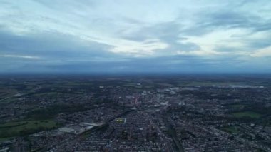 Günbatımında Luton şehrinin yüksek açılı görüntüleri. Görüntü İHA 'nın Kamerasıyla 31 Ekim 2023' te kaydedildi.
