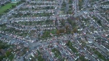 Günbatımında Luton şehrinin yüksek açılı görüntüleri. Görüntü İHA 'nın Kamerasıyla 31 Ekim 2023' te kaydedildi.