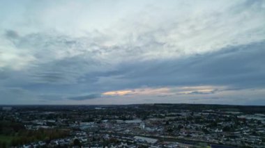 Günbatımında Luton şehrinin yüksek açılı görüntüleri. Görüntü İHA 'nın Kamerasıyla 31 Ekim 2023' te kaydedildi.