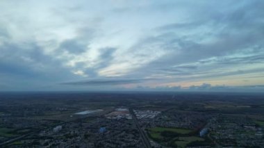 Günbatımında Luton şehrinin yüksek açılı görüntüleri. Görüntü İHA 'nın Kamerasıyla 31 Ekim 2023' te kaydedildi.