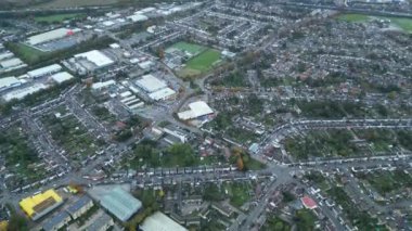 Günbatımında Luton şehrinin yüksek açılı görüntüleri. Görüntü İHA 'nın Kamerasıyla 31 Ekim 2023' te kaydedildi.