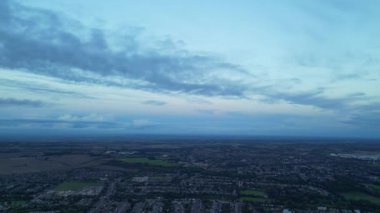 Günbatımında Luton şehrinin yüksek açılı görüntüleri. Görüntü İHA 'nın Kamerasıyla 31 Ekim 2023' te kaydedildi.