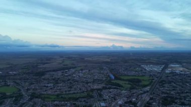 Günbatımında Luton şehrinin yüksek açılı görüntüleri. Görüntü İHA 'nın Kamerasıyla 31 Ekim 2023' te kaydedildi.
