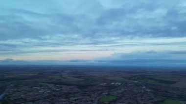 Günbatımında Luton şehrinin yüksek açılı görüntüleri. Görüntü İHA 'nın Kamerasıyla 31 Ekim 2023' te kaydedildi.