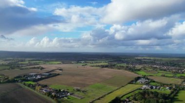 İngiltere, Bedfordshire 'ın en güzel kırsal manzarasının havadan görüntüsü. Görüntü İHA 'nın Kamerasıyla 30 Ekim 2023' te Güzel Kısmen Bulutlu Gün 'de çekildi..