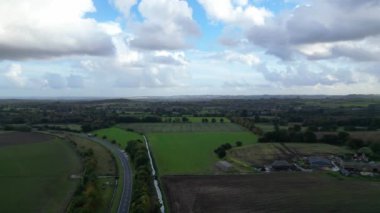 İngiltere, Bedfordshire 'ın en güzel kırsal manzarasının havadan görüntüsü. Görüntü İHA 'nın Kamerasıyla 30 Ekim 2023' te Güzel Kısmen Bulutlu Gün 'de çekildi..