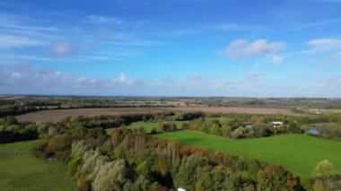 İngiltere, Bedfordshire 'ın en güzel kırsal manzarasının havadan görüntüsü. Görüntü İHA 'nın Kamerasıyla 30 Ekim 2023' te Güzel Kısmen Bulutlu Gün 'de çekildi..