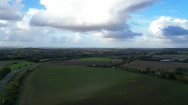 İngiltere, Bedfordshire 'ın en güzel kırsal manzarasının havadan görüntüsü. Görüntü İHA 'nın Kamerasıyla 30 Ekim 2023' te Güzel Kısmen Bulutlu Gün 'de çekildi..