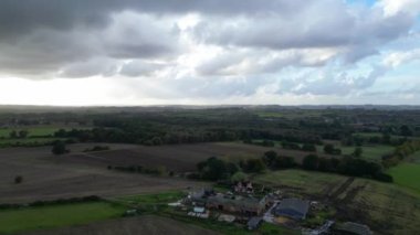 İngiltere, Bedfordshire 'ın en güzel kırsal manzarasının havadan görüntüsü. Görüntü İHA 'nın Kamerasıyla 30 Ekim 2023' te Güzel Kısmen Bulutlu Gün 'de çekildi..