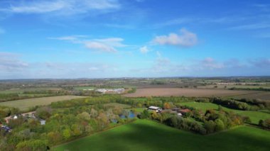 İngiltere, Bedfordshire 'ın en güzel kırsal manzarasının havadan görüntüsü. Görüntü İHA 'nın Kamerasıyla 30 Ekim 2023' te Güzel Kısmen Bulutlu Gün 'de çekildi..