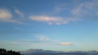 Güneş doğarken İngiltere üzerinde dramatik bulutlar. Görüntü İHA 'nın Kamerasıyla Luton şehrinden Büyük Britanya' ya kadar yüksekten çekildi..