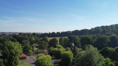 Wardown Halk Parkı ve İngiltere 'nin Luton Şehri Yüksek Açılı Manzarası. 1 Kasım 2023 'te İHA' nın Kamerasıyla Birleşik Krallık 'ta yakalandı.