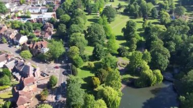 Wardown Halk Parkı ve İngiltere 'nin Luton Şehri Yüksek Açılı Manzarası. 1 Kasım 2023 'te İHA' nın Kamerasıyla Birleşik Krallık 'ta yakalandı.