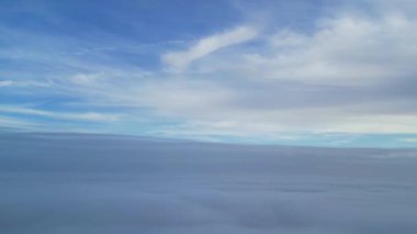 Gündoğumu Zamanı İngiliz şehrinin üzerindeki Bulutlu Bulutların Üzerinde Zaman Hızı Görünümü