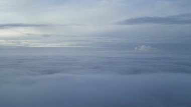 Güzel Manzara Sisli Bulutların Üzerinde İngiliz şehrinin üstünde Gün Doğumu Zamanı