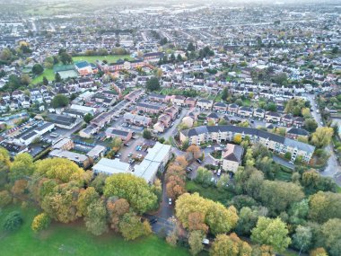 Günbatımında İngiltere 'nin Luton şehrinin hava görüntüsü. 1 Kasım 2023 'te yakalandı. 