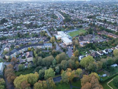 Günbatımında İngiltere 'nin Luton şehrinin hava görüntüsü. 1 Kasım 2023 'te yakalandı. 