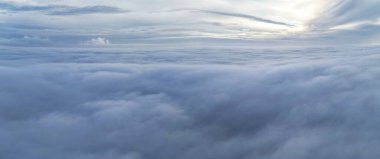 Sabah gökyüzündeki renkli bulutların panoramik görüntüsü 