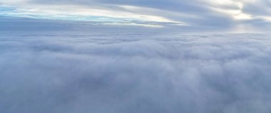 Sabah gökyüzündeki renkli bulutların panoramik görüntüsü 