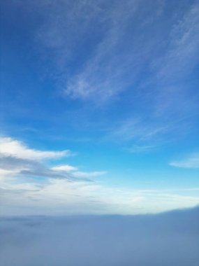 Bulutların Üzerinden Dramatik Renkli Gökyüzü. İngiltere 'nin Luton şehrinde sabahın erken saatlerinde gün doğumunda hızlı hareket eden bulutlar.