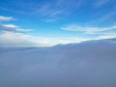 Bulutların Üzerinden Dramatik Renkli Gökyüzü. İngiltere 'nin Luton şehrinde sabahın erken saatlerinde gün doğumunda hızlı hareket eden bulutlar.