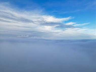 Bulutların Üzerinden Dramatik Renkli Gökyüzü. İngiltere 'nin Luton şehrinde sabahın erken saatlerinde gün doğumunda hızlı hareket eden bulutlar.